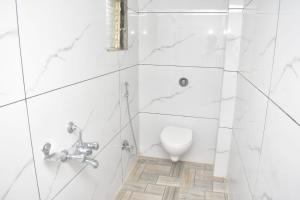 Baðherbergi á HOTEL SAI VISHVA KARMA