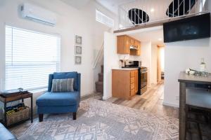Cucina o angolo cottura di The BEST Tiny Home Loft and Private Yard
