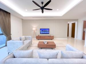 - un salon avec un canapé et un ventilateur de plafond dans l'établissement D'Rapport Residences by Manhattan Plus, à Kuala Lumpur
