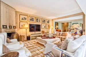 uma sala de estar com mobiliário branco e uma lareira em L'Oasis - Deauville Centre - Garden em Deauville