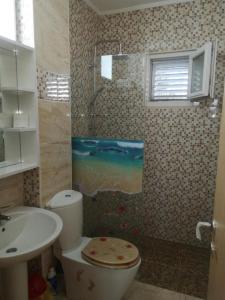 uma casa de banho com um chuveiro, um WC e um lavatório. em Apartment Marino - large terrace em Marina