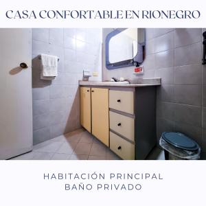 a bathroom with a sink and a mirror at Casa Confortable en Rionegro - a 10 min del aeropuerto in Rionegro