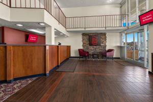 The lobby or reception area at Red Roof Inn & Suites Cave City