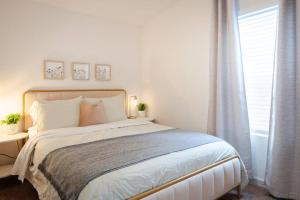 Llit o llits en una habitació de Modern 2-Bedroom Eucalyptus House