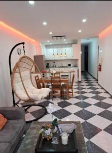 - un salon avec un canapé et une table dans l'établissement Apartment in Biscoitos Terceira, à Biscoitos