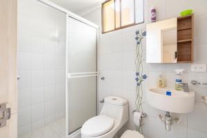 uma casa de banho com um WC, um lavatório e um chuveiro em Hermoso Apartamento Riomar em Barranquilla