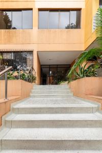 un conjunto de escaleras que conducen a un edificio en Hermoso Apartamento Riomar, en Barranquilla