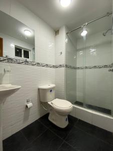 uma casa de banho com um WC, um chuveiro e um lavatório. em EmbajadaUsacorferiasAeropuertoG12Agora em Bogotá