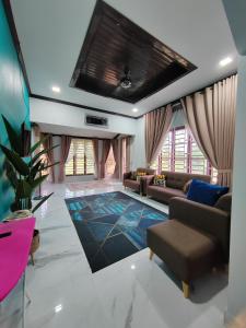 萬捷的住宿－Homestay Umar Homestay Tilam Hotel，客厅配有沙发和桌子