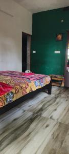 - une chambre avec un lit et une couverture colorée dans l'établissement Peace and love stay, à Alappuzha