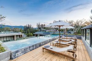 Twinpalms MontAzure Phuket内部或周边的泳池
