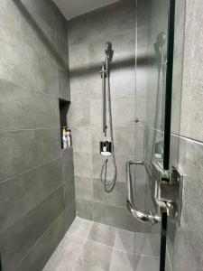 um chuveiro com uma porta de vidro na casa de banho em Genting View Resort em Genting Highlands