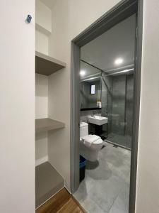 uma casa de banho com um WC e um lavatório em Genting View Resort em Genting Highlands