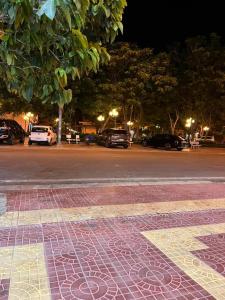 - un parking de nuit avec un motif dans la rue dans l'établissement Khách Sạn Ngọc Quý, à Kinh Dinh