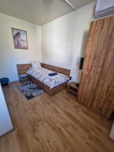 una camera con letto e porta in legno di Туристически дом Кайлъка a Pleven