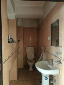 łazienka z toaletą i umywalką w obiekcie 1bhk w mieście Patan