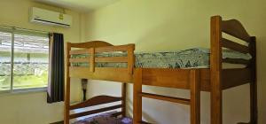 Palanda nebo palandy na pokoji v ubytování Pakin house