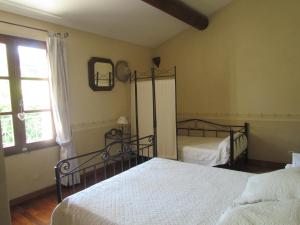 ブルボンにあるGites en Provence proche Avignonのベッドルーム1室(ベッド2台、窓付)