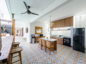 Η κουζίνα ή μικρή κουζίνα στο Skyla Villa Ubud by Supala