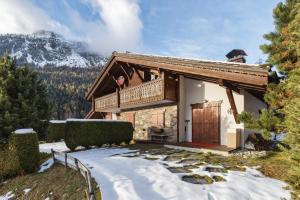 uma casa nas montanhas com neve no chão em Village des Oursons C - Happy Rentals em Chamonix-Mont-Blanc