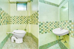 Duas fotografias de uma casa de banho com WC e lavatório. em Super OYO Hotel Sunshin Deluxe em Nagpur