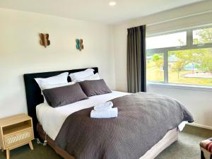 a bedroom with a large bed and a window at Large and Luxurious at the Lake in Kinloch