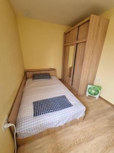 Un pat sau paturi într-o cameră la Апартамент Плевен