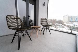2 chaises et une table sur un balcon dans l'établissement Nuovo Boutique Hotel, à Tachkent