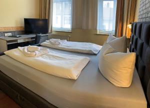 Postel nebo postele na pokoji v ubytování Hotel Carl von Clausewitz