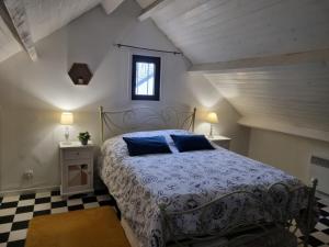 מיטה או מיטות בחדר ב-Le coin du Volumier