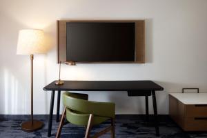 TV a/nebo společenská místnost v ubytování Fairfield Inn & Suites by Marriott Denver Southwest/Lakewood