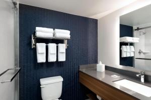 Koupelna v ubytování Fairfield Inn & Suites by Marriott Denver Southwest/Lakewood
