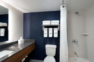 Koupelna v ubytování Fairfield Inn & Suites by Marriott Denver Southwest/Lakewood