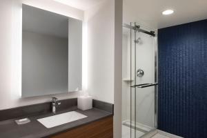 Koupelna v ubytování Fairfield Inn & Suites by Marriott Denver Southwest/Lakewood