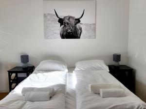 A bed or beds in a room at Donaufelder City Apartment