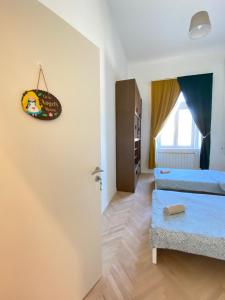 sala de estar con 2 camas azules y ventana en Kerepesi City Apartment en Budapest