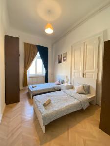 1 dormitorio con 2 camas y ventana en Kerepesi City Apartment en Budapest