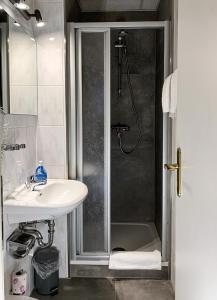 ein Bad mit einer Dusche und einem Waschbecken in der Unterkunft Hotel Carl von Clausewitz in Leipzig