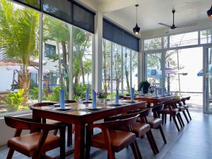 comedor grande con mesa larga y sillas en Sea Breeze Resort, en Sihanoukville