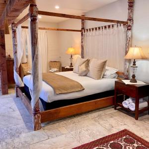 1 dormitorio con 1 cama grande con marco de madera en Jacobs Creek Retreat - Barossa Valley, en Tanunda