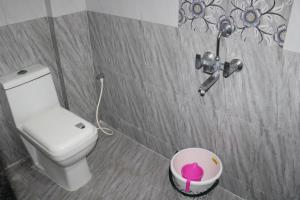 浦那的住宿－KHUSH EXECUTIVE，一间带卫生间和垃圾桶的浴室
