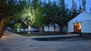 Κήπος έξω από το Apex Hotels and Resorts Skardu