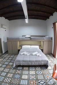 un dormitorio con una cama en una habitación en B&B Gerry 's home Amalfi coast, en Vietri