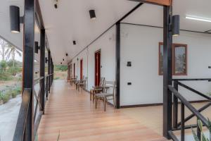 un corridoio interno di una casa con porte in vetro e pavimenti in legno di Onjira Resort 