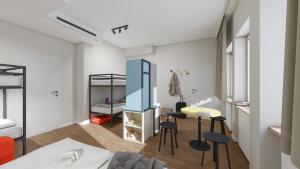 um quarto com uma cama e duas cadeiras e um espelho em MEININGER Hotel München Zentrum em Munique