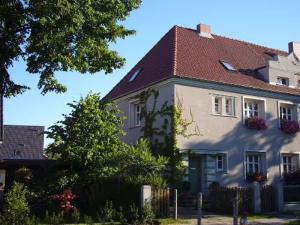 a large white house with a red roof at Ferienwohnung Stralsund in Stralsund