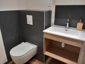 ein Badezimmer mit einem weißen Waschbecken und einem WC in der Unterkunft Room in Guest room - Decouvrez un sejour relaxant a Meursault, en France in Meursault