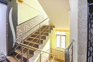 una escalera en una casa con una pared de piedra en FabHotel Golden Horizon en Ranchi