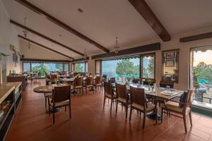 Restaurace v ubytování Baikunth Resort, Kasauli by Leisure Hotels