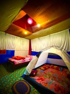 um quarto com duas camas numa tenda em River zone villa em Meppādi